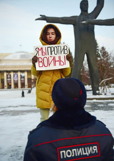 Новосибирск, Россия. Одиночный пикет против боевых действий на Украине