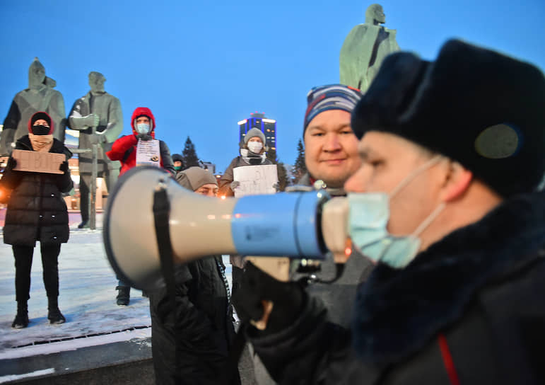 Одиночные пикеты на площади Ленина в Новосибирске