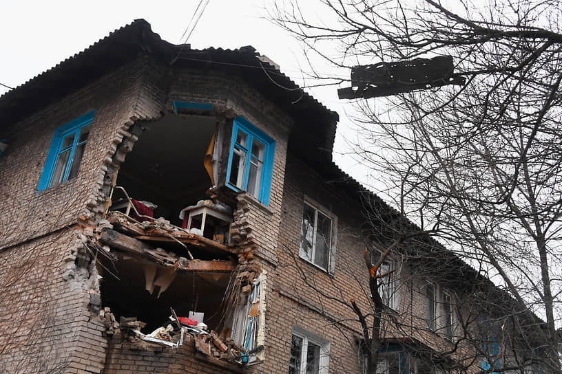 Жилой дом после обстрела в ДНР