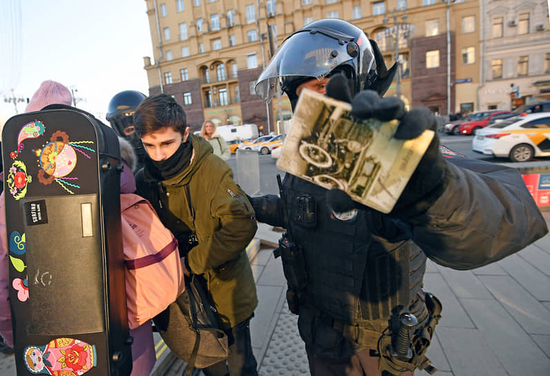 Задержание участника антивоенной акции на Пушкинской площади в Москве