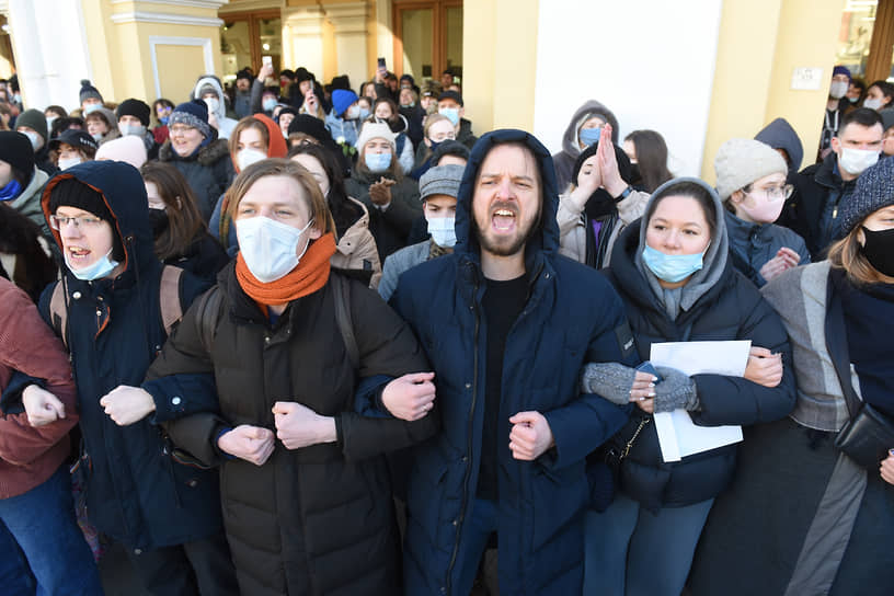 Участники акции на Невском проспекте у Гостиного двора в Санкт-Петербурге