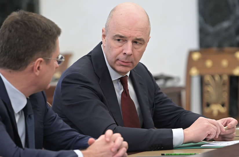 Вице-премьер Александр Новак (слева) и министр финансов Антон Силуанов