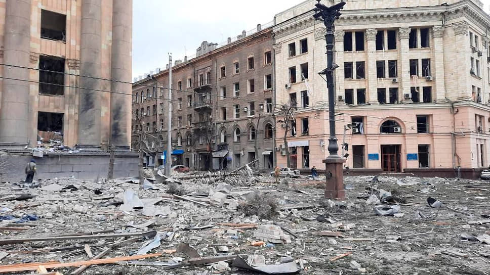 Площадь возле областной администрации Харькова, где, по словам городских властей, произошел обстрел и авиаудар