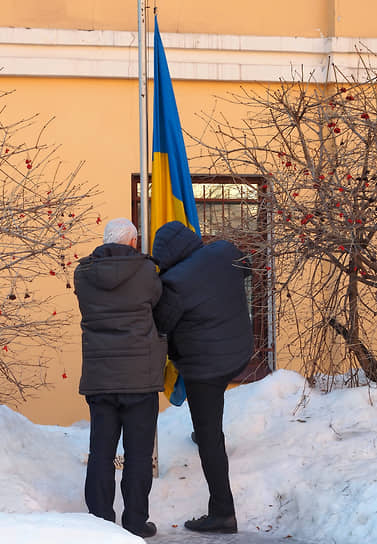 Санкт-Петербург. Сотрудники генконсульства спускают флаг Украины