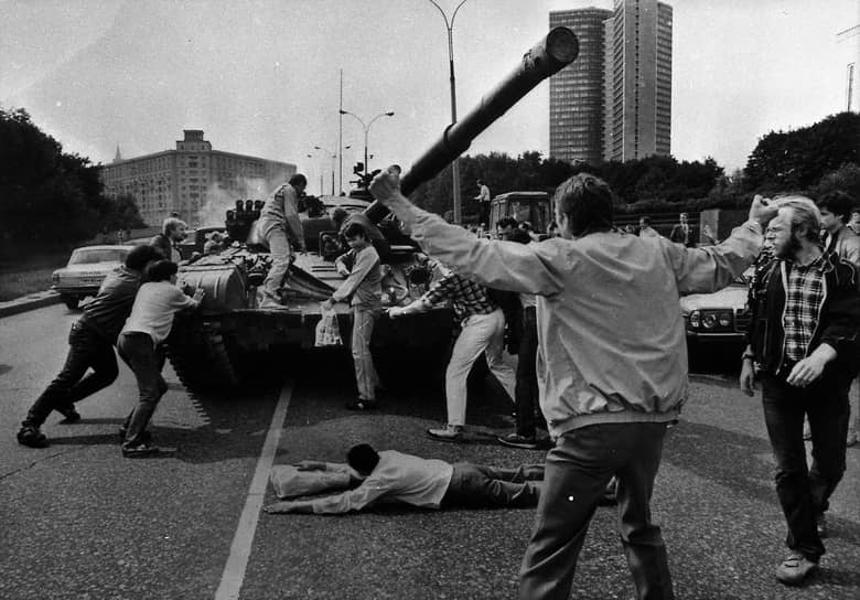 В январе 1991 года радиостанция освещала силовую операцию советских войск в Вильнюсе, в августе — попытку госпереворота в Москве. Согласно постановлению ГКЧП «Эхо Москвы» подлежало закрытию как «не способствующее процессу стабилизации положения в стране». За три дня августовского путча сотрудники спецслужб предприняли четыре попытки отключить радиостанцию от эфира, однако каждый раз вещание удавалось восстановить