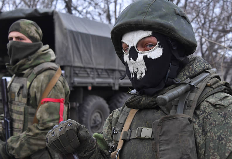 Волновахский район, ДНР. Военнослужащий в балаклаве