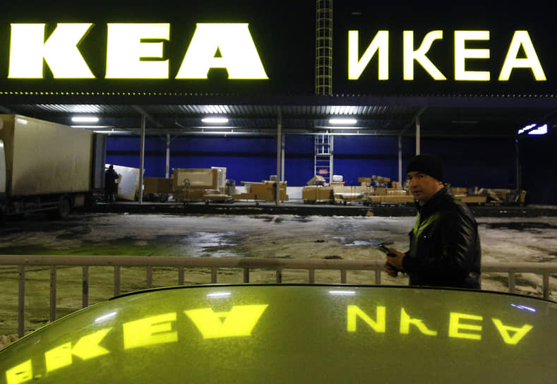 Казань. Мужчина проходит мимо закрытого гипермаркета IKEA