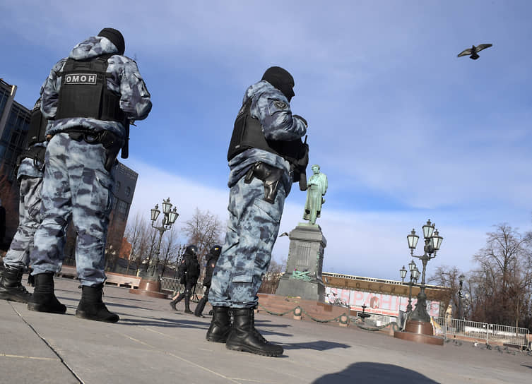 Сотрудники полиции на Пушкинской площади во время антивоенной акции протеста
