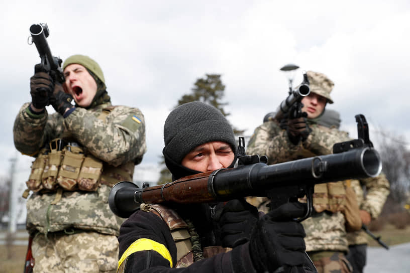 Киев, Украина. Новобранцы на военных учениях