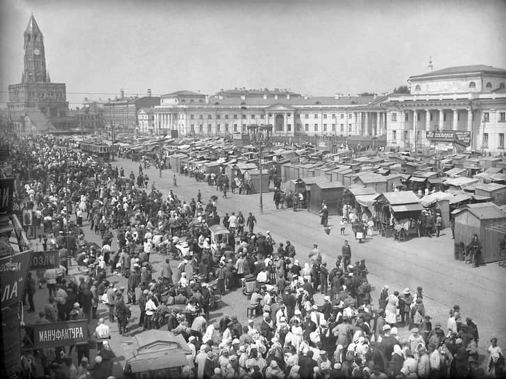 Главный рынок Москвы на Сухаревской (в настоящее время — Колхозной) площади. В 1922 году исполнился один год НЭПу — новой экономической политике