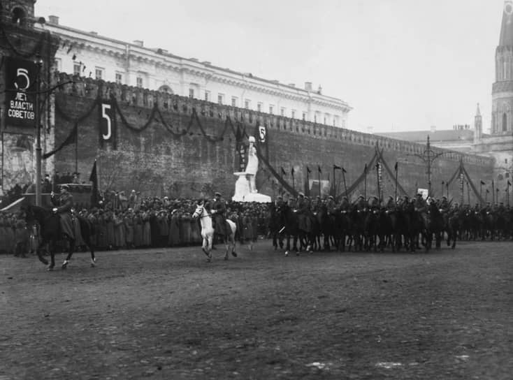 7 ноября 1922 года парад на Красной площади в честь 5-й годовщины Октябрьской революции принимал народный комиссар по военным делам Лев Троцкий. В списке членов Реввоенсовета Республики, совершавших вместе с ним обход войск Сталин был на третьем месте — после Эфраима Склянского и Сергея Каменева