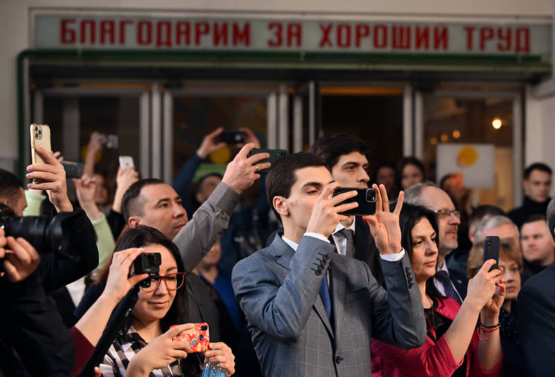 Москва. Церемония запуска тематического поезда «Республика Крым и город Севастополь» на Арбатско-Покровскую линию Московского метрополитена 