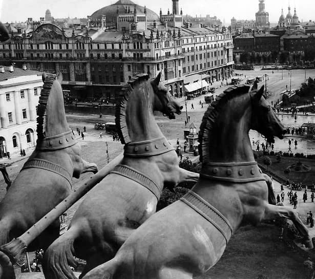 Москва. Площадь Свердлова (до 1919 года и после 1990 года — Театральная). 1922 год. Главный коммунист новой столицы России, председатель президиума исполкома Моссовета Лев Каменев входил во все «тройки», «пятерки», «шестерки» самых влиятельных (после Ленина) большевиков