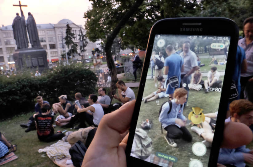 В 2016 году на мобильные телефоны вышла игра Pokemon Go. В ней пользователи с помощью технологии дополненной реальности могли ловить покемонов на улицах своих родных городов. Игра получила огромный успех и всего за несколько месяцев после релиза собрала более $440 млн 