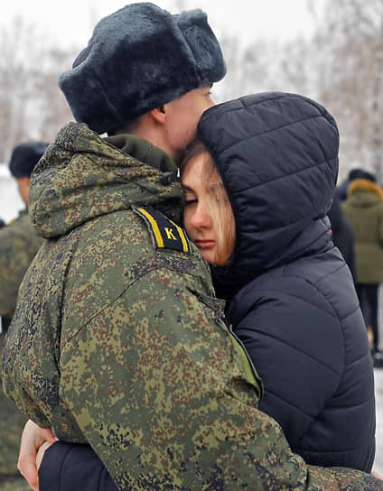 Омск. Курсант с девушкой на праздновании Масленицы