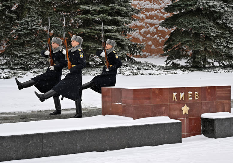 Москва. Смена почетного караула в Александровском саду