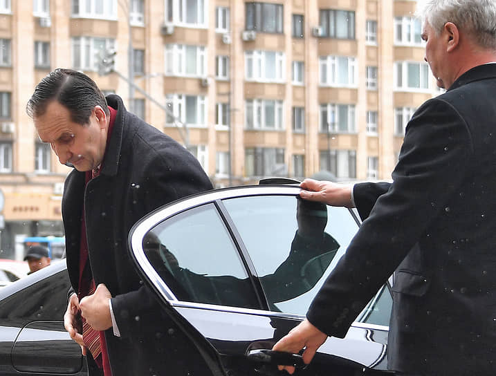 Москва. Посол Латвии в России Марис Риекстиньш выходит из автомобиля у здания МИД