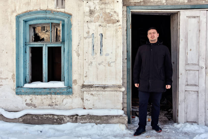 Блогер Дмитрий Детинов у входа в дом Кауфмана