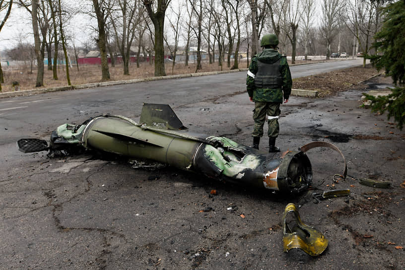 Военнослужащий у обломка ракеты «Точка У» в ДНР