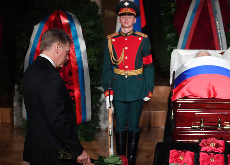 Пресс-секретарь президента Дмитрий Песков прощается с Владимиром Жириновским