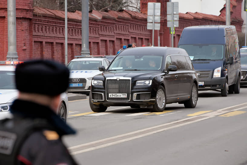 Траурный автомобиль Aurus Lafet у Новодевичьего кладбища