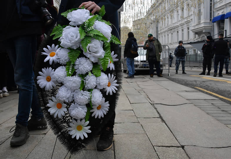 Люди с венками у Дома Союзов на Большой Дмитровке в Москве