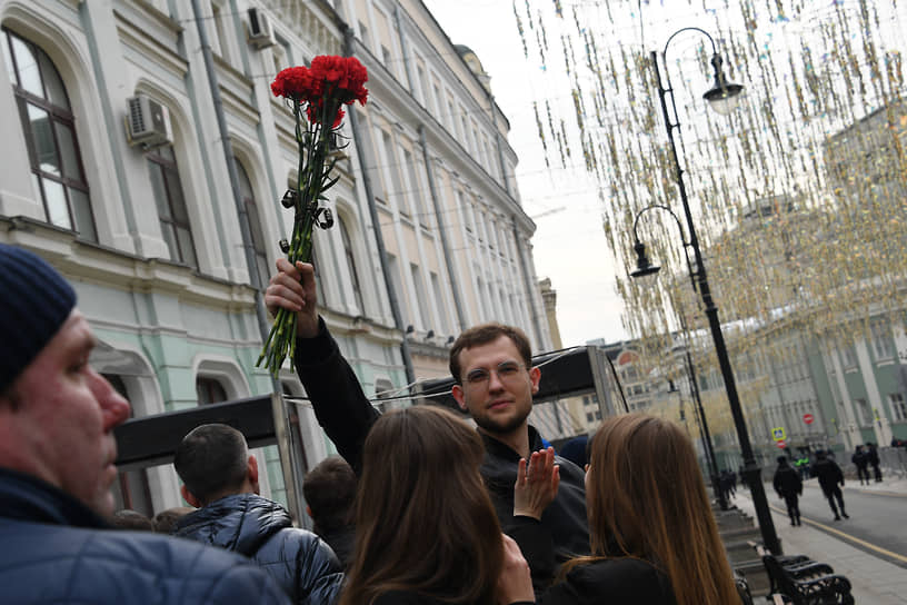 Люди с цветами перед Домом Союзов