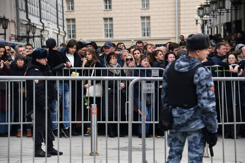 Из-за большого количества желающих проститься с Владимиром Жириновским панихиду продлили на час