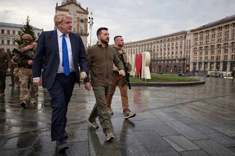 Премьер-министр Великобритании Борис Джонсон (слева) и президент Украины Владимир Зеленский (по центру) 