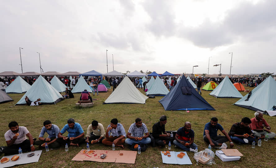 Мусульмане едят ифтар в палаточном лагере протеста