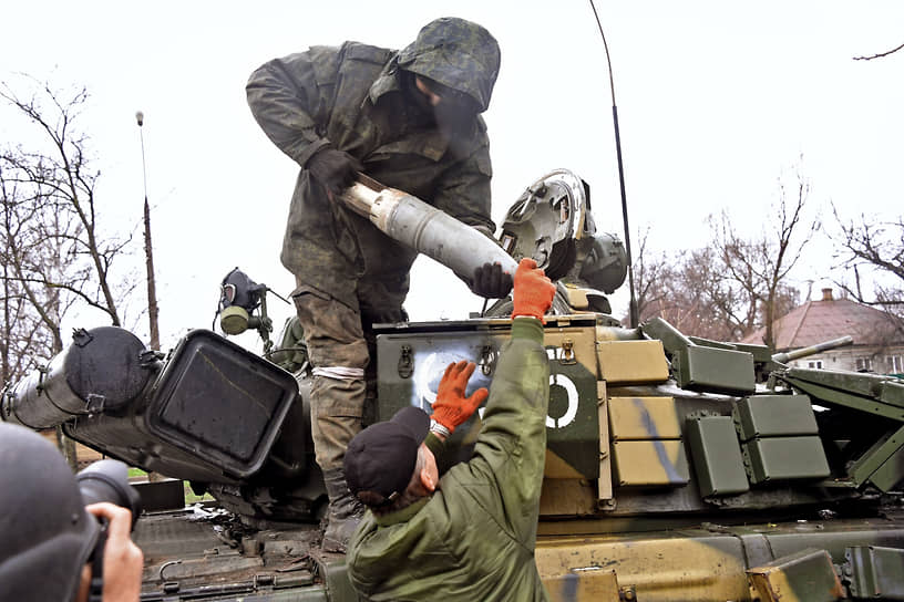 Военнослужащий на бронетехнике 