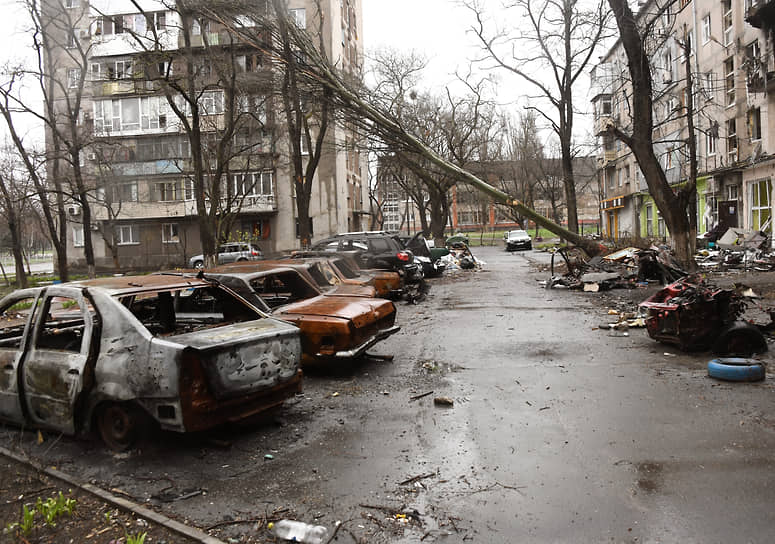 Мариуполь. Сожженные автомобили на парковке возле жилых домов