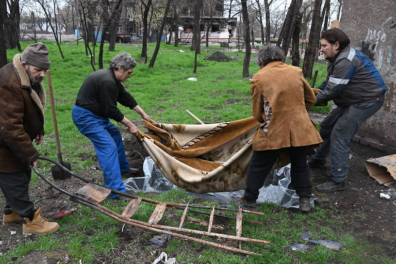 Местные жители хоронят родственников во дворе дома