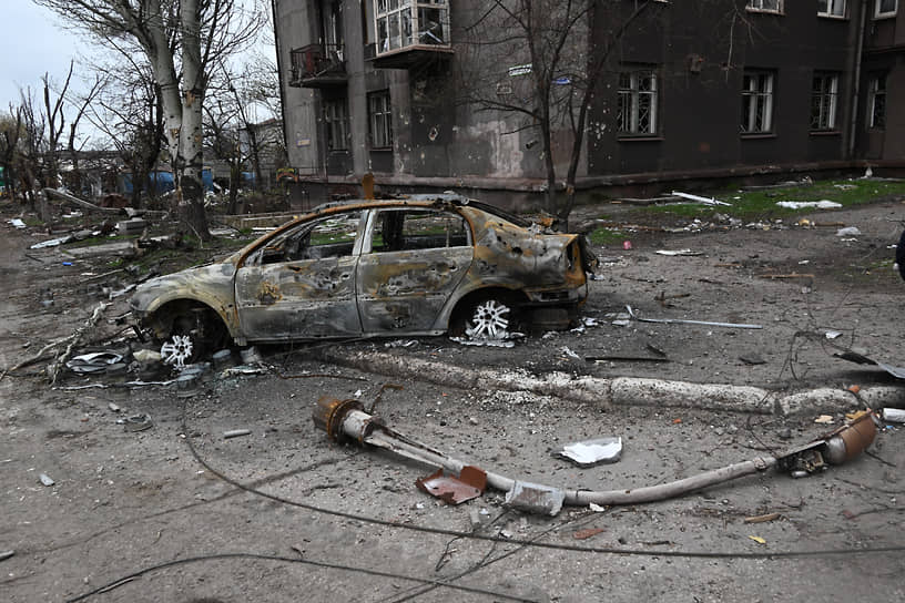 Сожженный автомобиль во дворе дома