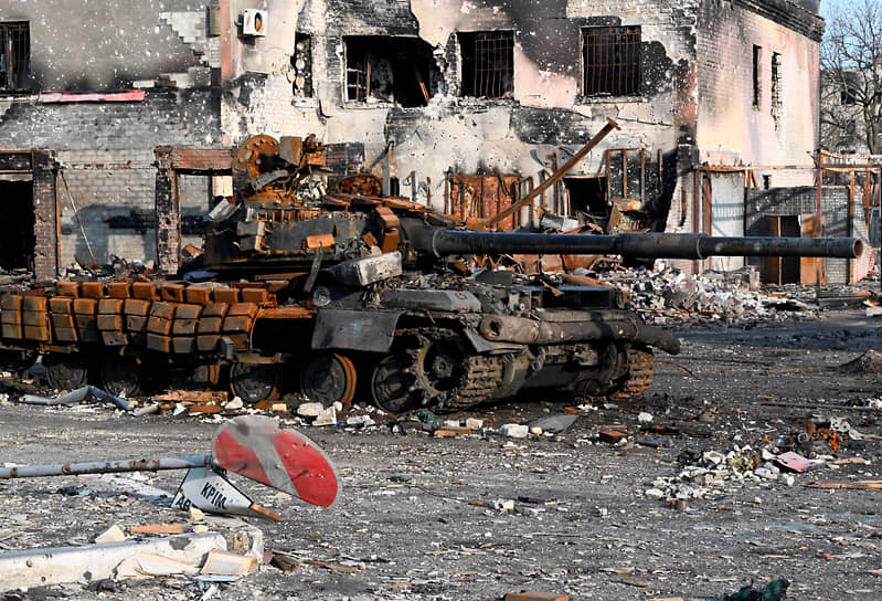 Сгоревший танк возле Спасо-Преображенского храма в городе Волноваха