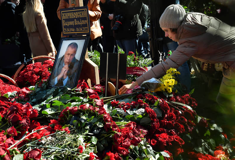 Москва. Панихида по Владимиру Жириновскому на девятый день после его смерти на Новодевичьем кладбище