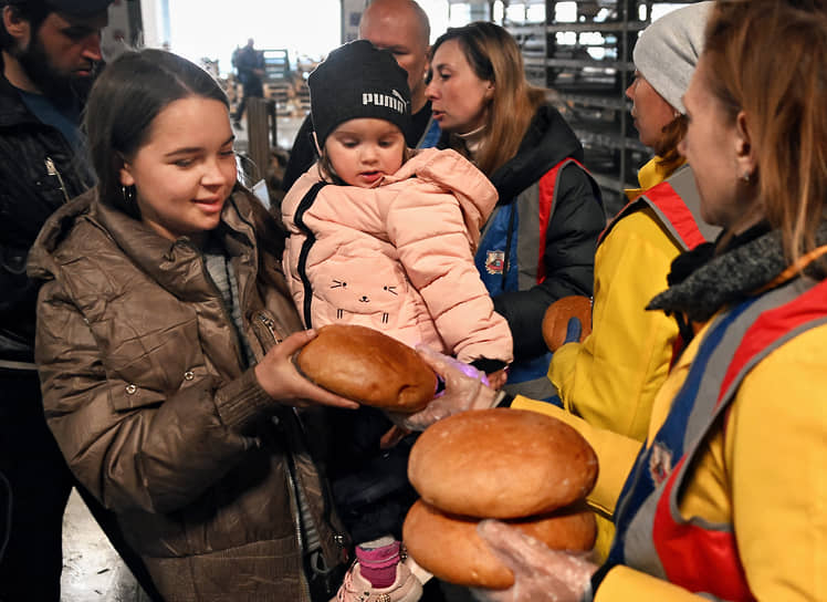 Мариуполь. Волонтеры раздают хлеб