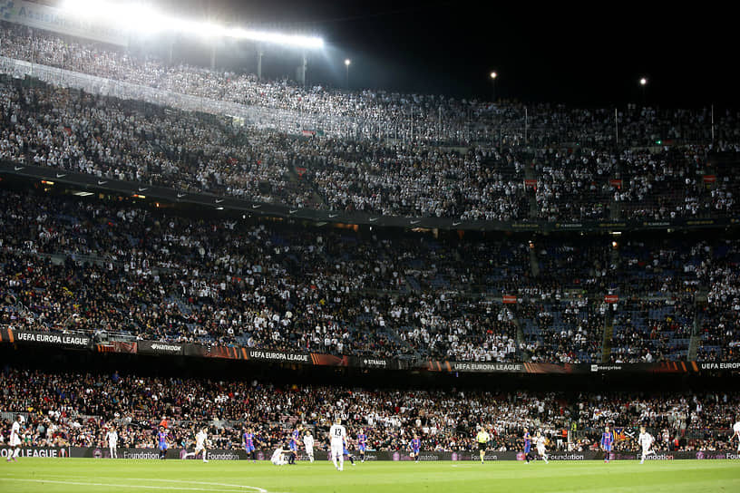 Фанаты «Айнтрахта» на стадионе Camp Nou