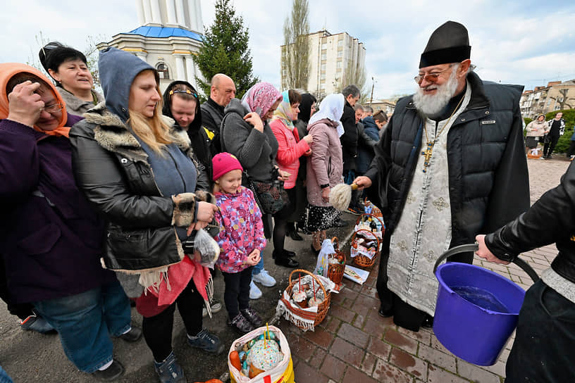 Освящение куличей и яиц в канун Пасхи в Свято-Покровском храме в Донецке