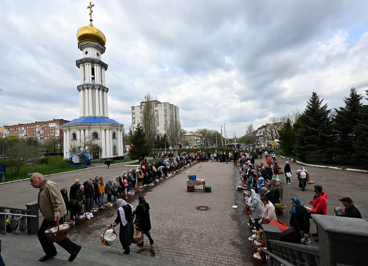 Освящение куличей и яиц в канун Пасхи в Свято-Покровском храме в Донецке