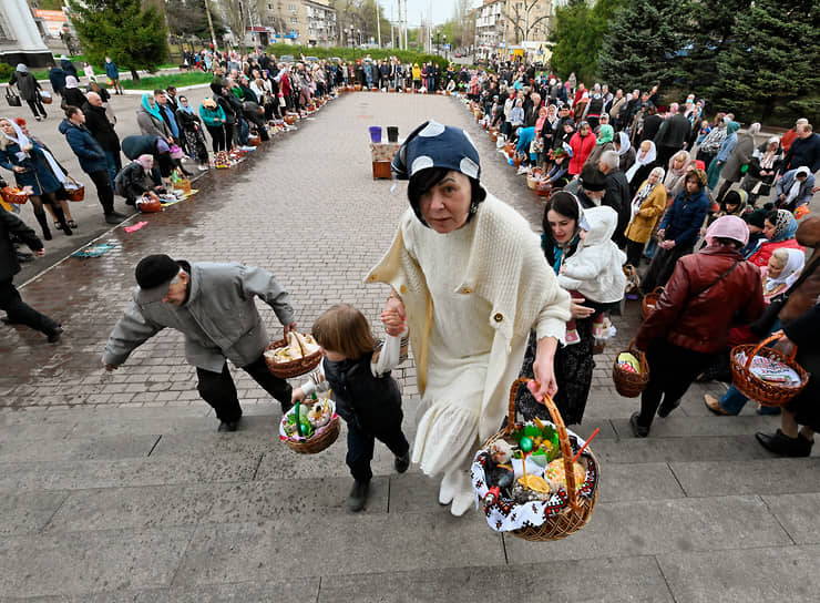 Освящение куличей и яиц в канун Пасхи в Свято-Покровском храме в Донецке