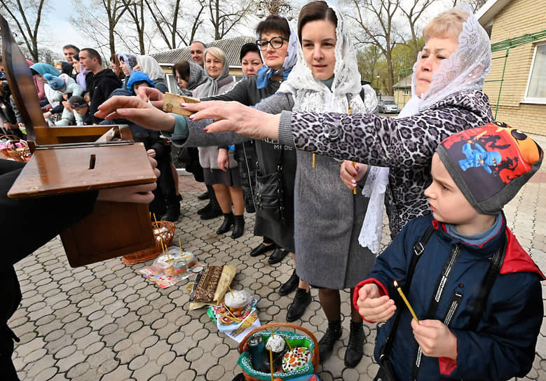 Освящение куличей и яиц в канун Пасхи в храме святых равноапостольных Кирилла и Мефодия в Макеевке (ДНР)