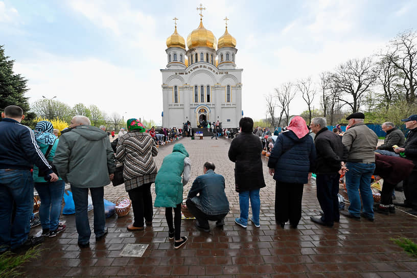 Освящение куличей и яиц в канун Пасхи в Свято-Покровском храме в Донецке