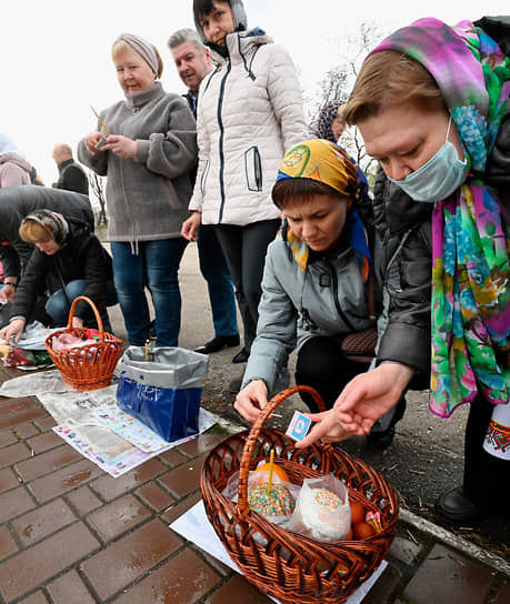 Освящение куличей и яиц в канун Пасхи в Свято-Покровском храме в Донецке