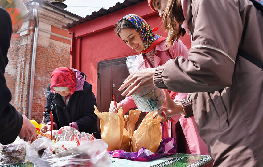 Освящение куличей и яиц в канун Пасхи в церкви Святителя Николая Чудотворца в Подкопаях (Москва)