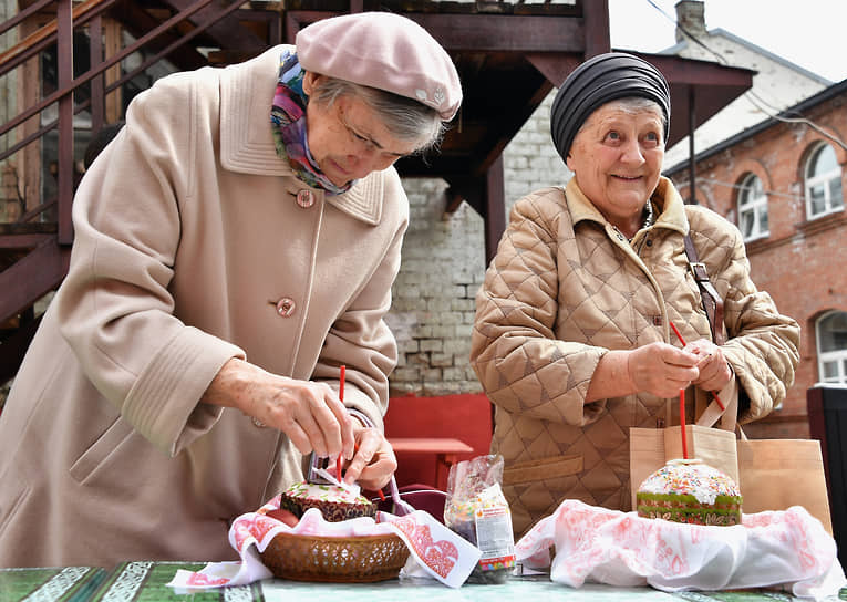 Освящение куличей и яиц в канун Пасхи в в церкви Святителя Николая Чудотворца в Подкопаях (Москва)