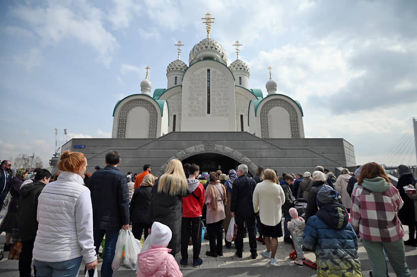 Освящение куличей и яиц в канун Пасхи в храме Святителя Николая Чудотворца в Павшинской пойме