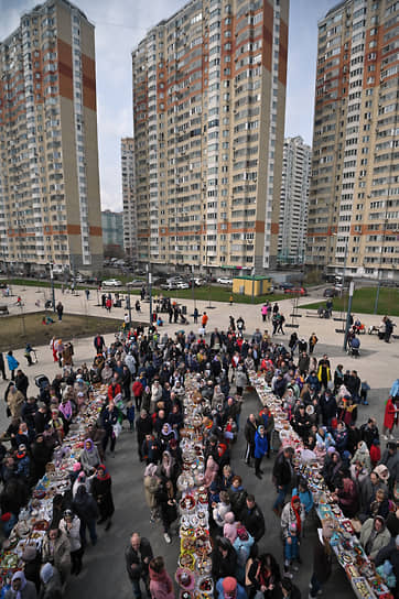 Освящение куличей и яиц в канун Пасхи в храме Святителя Николая Чудотворца в Павшинской пойме