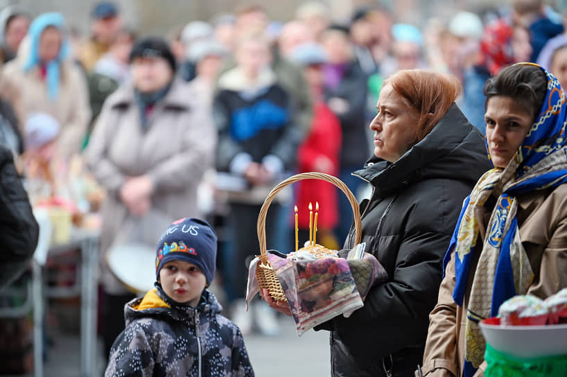 Освящение куличей и яиц в канун Пасхи в храме Святителя Николая Чудотворца в Павшинской пойме