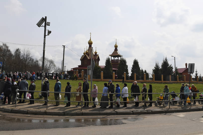 Освящение куличей и яиц в канун Пасхи в церкви Державной иконы Божией Матери в Домодедово